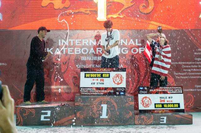 images/events/medium/Henan.IOS.Podium.Champagne_DSC1840.jpg