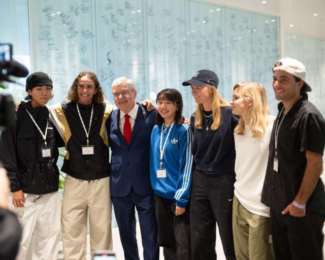 images/news/medium/IOC_Skateboarders_With_President_Bach.jpg
